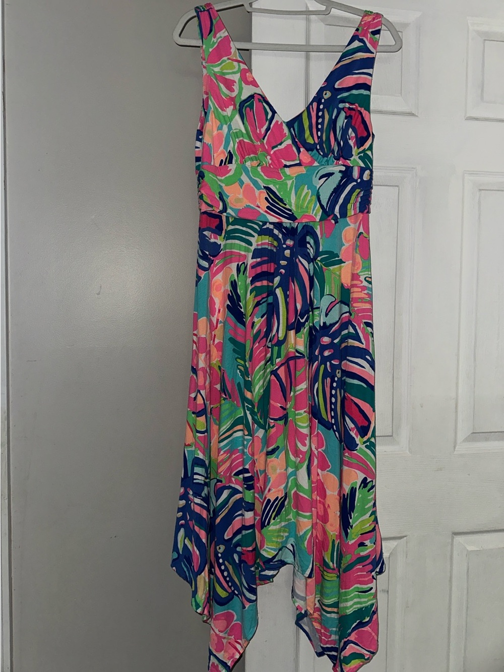 Beautiful Lilly Pulitzer Vibrant Tropical Print Handkerchief Hem Dress
